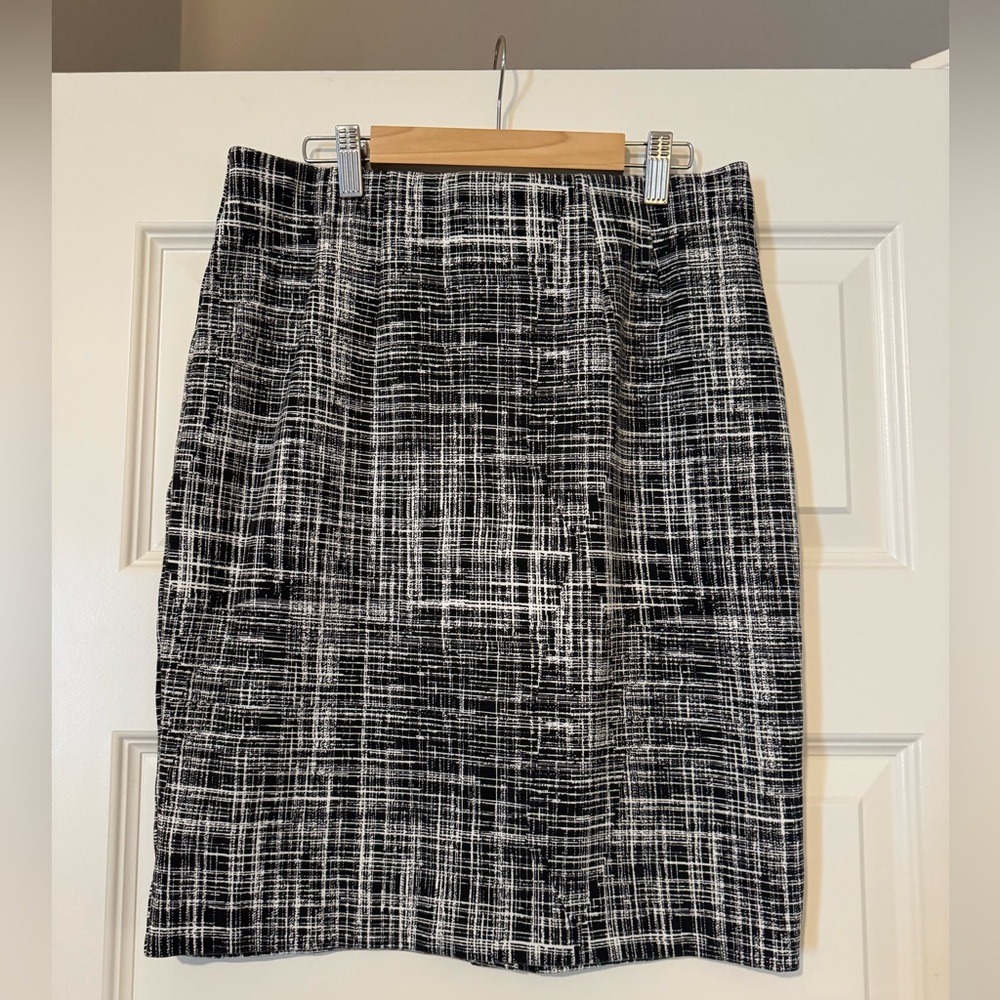Amanda & Chelsea Black & White Modern Pencil Skirt (NWOT)
